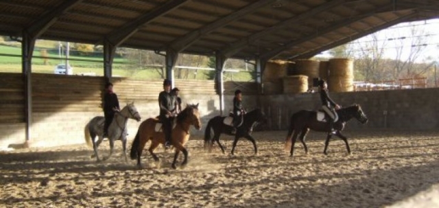 La escuela monta inglés en los apeninos de Emilianos toscanos 